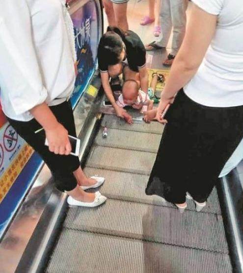 幼童电梯内扒门、乱按、乱蹦，妈妈全程无视不管，最后终酿惨剧！